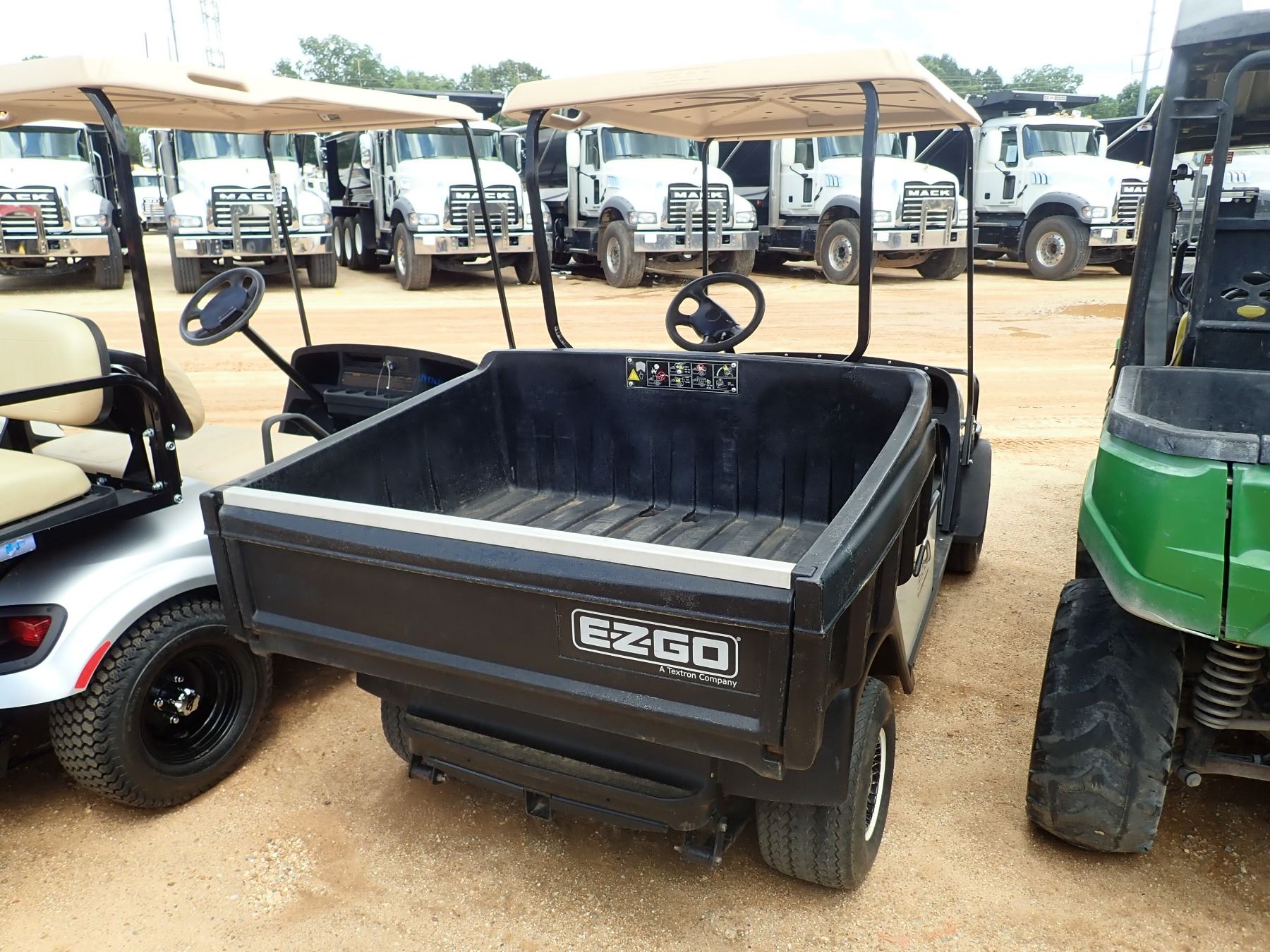 Golf Cart With Dump Bed EZ-GO WORKHORSE GOLF CART, VIN/SN:2268502 - GAS ENGINE, CANOPY, DUMP BED