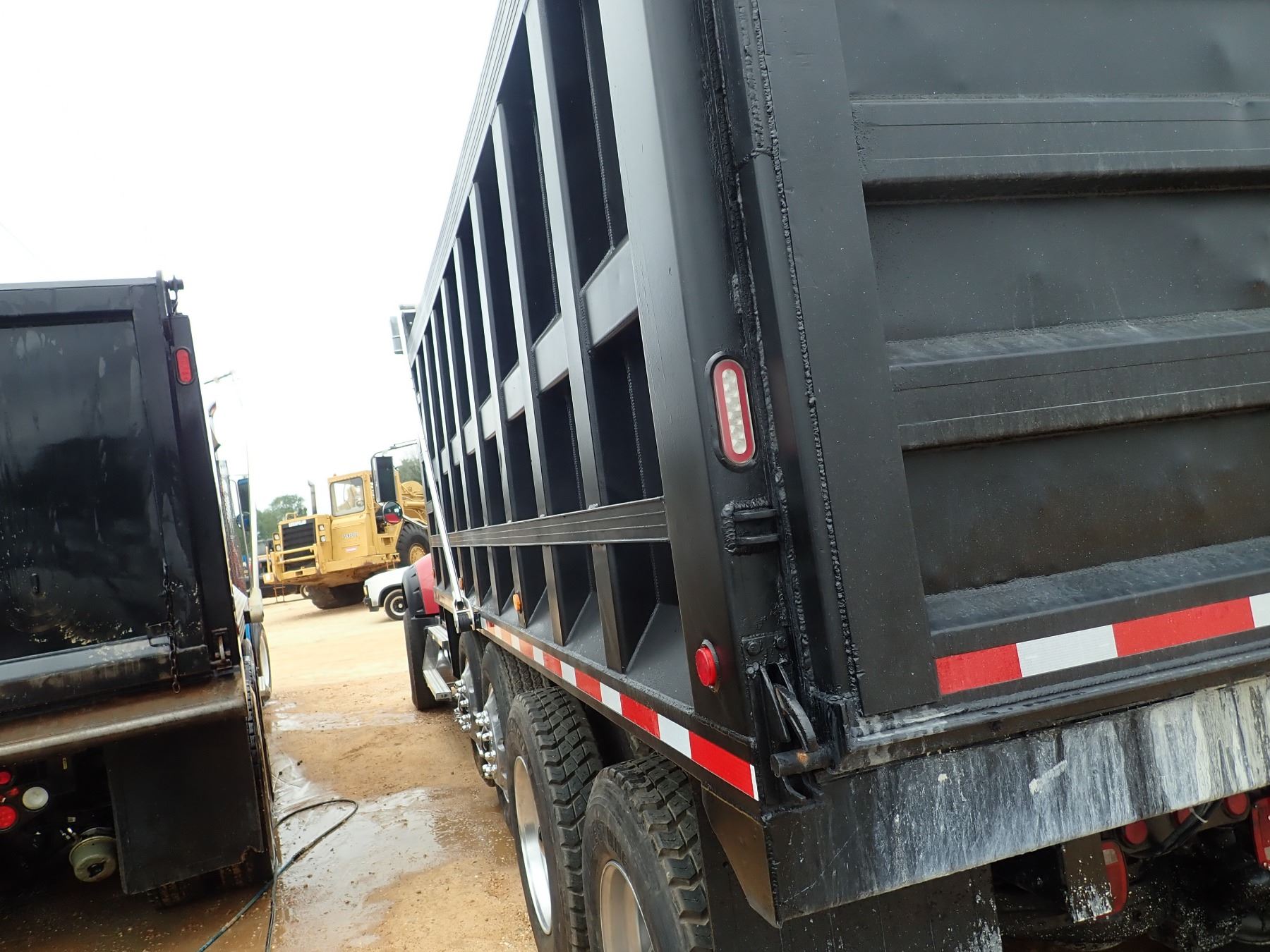 2011 MACK GU713 DUMP, VIN/SN:1M2AX04C7BM009807 - QUAD AXLE, 405HP MP7 ...