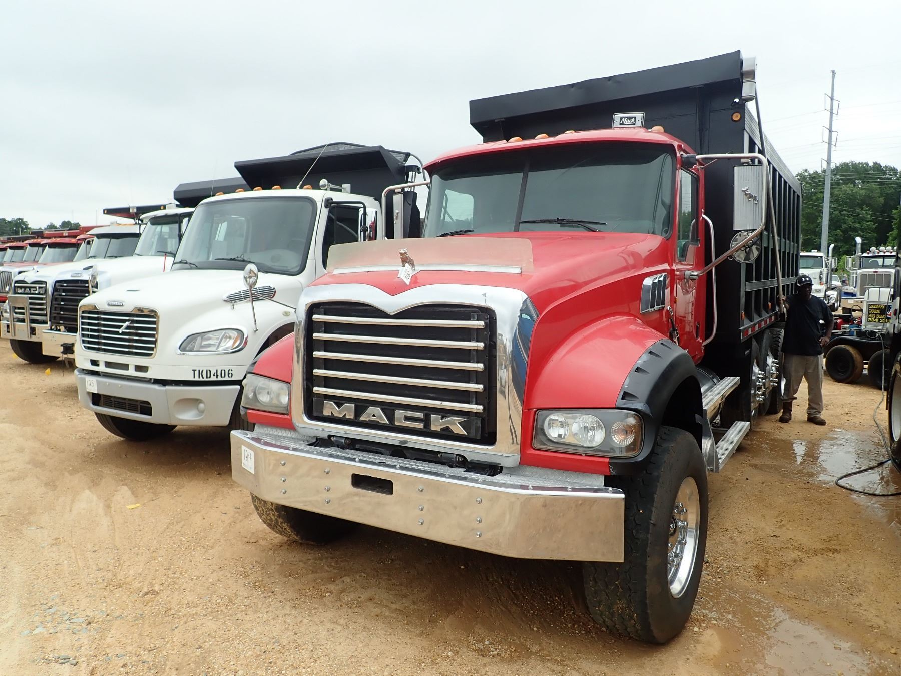 2011 MACK GU713 DUMP, VIN/SN:1M2AX04C7BM009807 - QUAD AXLE, 405HP MP7 ...