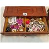 Image 2 : JEWELRY LOT (SOME WATCHES)