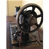 Image 5 : Antique Elgin Sewing Machine
