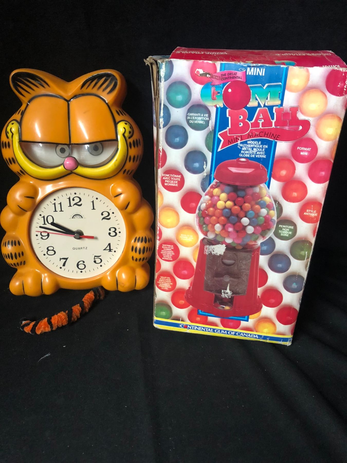 VINTAGE COLLECTIBLES LOT (GARFIELD CLOCK/ GUMBALL MACHINE)