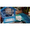 Image 2 : 3 NEW BIRD CAGES AND BEDDING