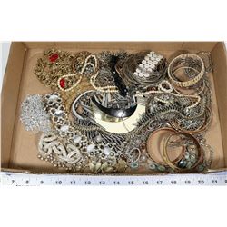 FLAT OF ASSORTED JEWELRY
