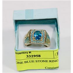 GOLD TONE BLUE STONE RING.
