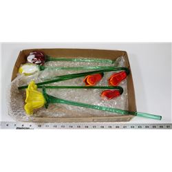 FLAT OF FLORAL ART GLASS DECO PIECES.