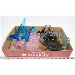 FLAT OF ASSORTED DECORATIVE ART GLASS INCL SWAN