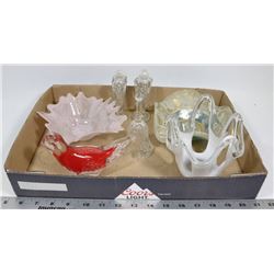 FLAT OF ASSORTED DECORATIVE ART GLASS & CRYSTAL.