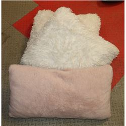 LOT OF 3 DÉCOR PILLOWS.