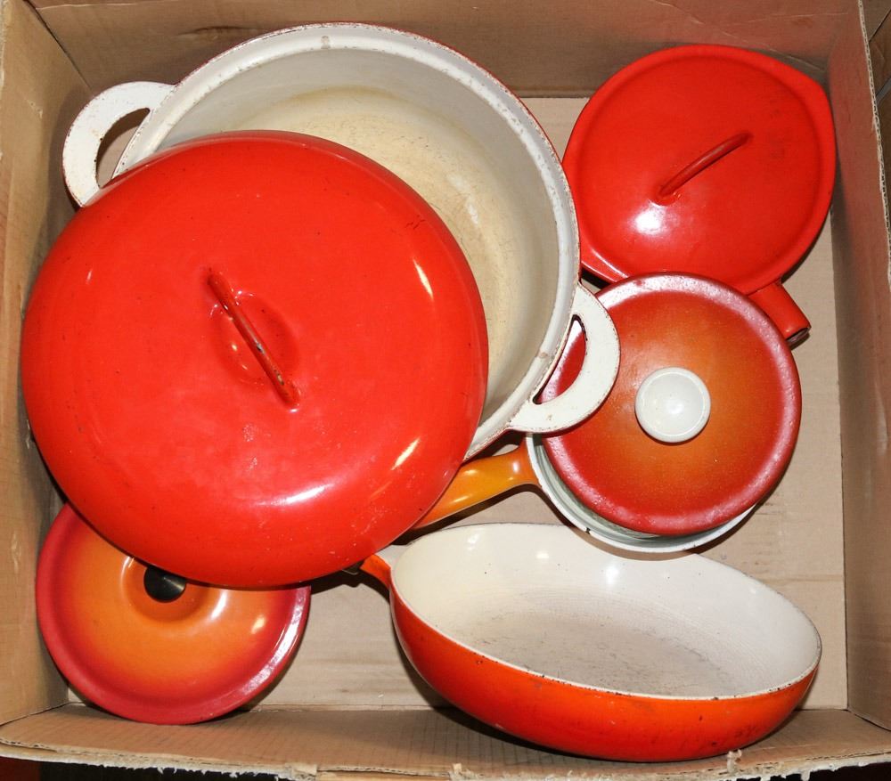 SET OF CAST IRON ENAMEL COATED POTS AND PAN. Kastner Auctions