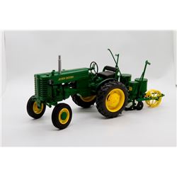 1947 John Deere model M w/ 2 row planter 1:16 Has Box