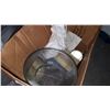 Image 2 : BOX OF VINTAGE KITCHEN ITEMS
