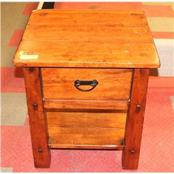 1 DRAWER WOOD NIGHT STAND.