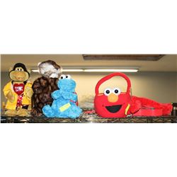 GROUP OF 5 ASSORTED STUFFED ANIMALS INCLUDING ELMO