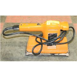 BLACK & DECKER DUAL ACTION SANDER.