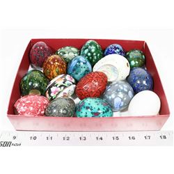 BOX OF 17 CERAMIC EGGS.