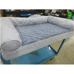 New Dog Bed 21 x 29 for small to Medium dogs / has zippered cover for easy clean