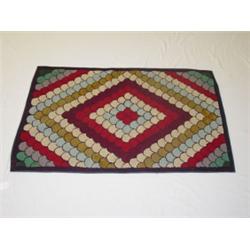 HOOKED RUG W/ CLAM SHELL DESIGN