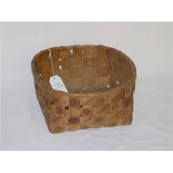 10 1/2" EASTERN WOODLANDS AMERICAN INDIAN SPLINT BASKET W/ POTATO STAMP DECORATION