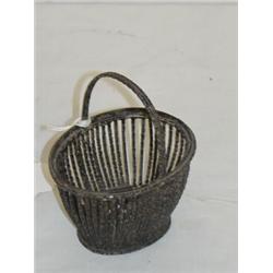 4 1/2" PAINTED METAL HANDLED BASKET