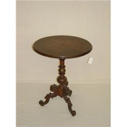 VICTORIAN WALNUT LAMP TABLE