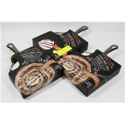 LOT OF CAST IRON SKILLET DESSERTS, 2 CINNAMON BUN,