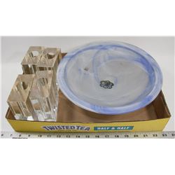 DECORATIVE PEDESTAL BLUE & WHITE DISH WITH 4