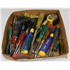 Image 1 : FLAT OF ASSORTED SCREWDRIVERS, TAPE MEASURES