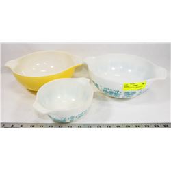 THREE VINTAGE PYREX BOWLS.