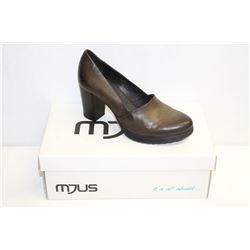 MJUS SZ 7.5 BRONZO MID HEEL