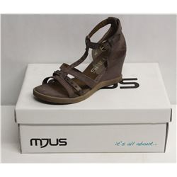 MJUS SZ 9 MALVA OPEN TOE WEDGE SANDALS