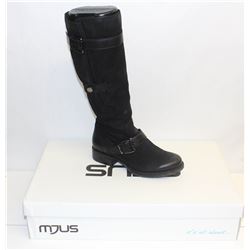 MJUS SZ 9 NERO KNEE HIGH HEELED BOOT