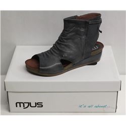 MJUS SZ 7.5 SURF WEDGE SANDALS