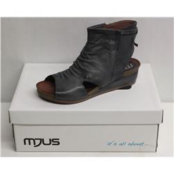 MJUS SZ 9.5 SURF WEDGE SANDALS