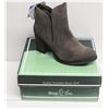 Image 1 : BOS. & CO. SZ 10 GREY BELFIELD HEELED ANKLE BOOTS