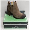 Image 1 : BOS. & CO. SZ 10 TAUPE BELFIELD HEELED ANKLE BOOT