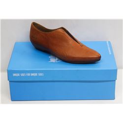 JOHN FLUEVOG SZ 6 ORANGE FLATS