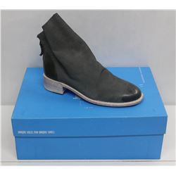 JOHN FLUEVOG SZ 9 GREY FOSTER BOOTS