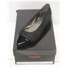Image 1 : LAURA FERRI SZ 7.5 BLACK POINTED TOE FLATS