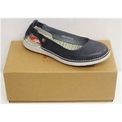 SOFTINOS SZ 9.5 WASHED LIGHT NAVY FLATS