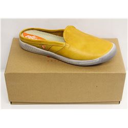 SOFTINOS SZ 7.5 WASHED LIGHT YELLOW NO BACK LOAFER