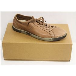 SOFTINOS SZ 9 WASHED BROWN LOW TOP SNEAKER