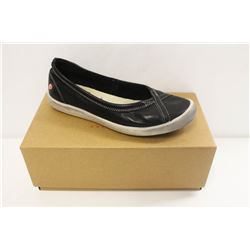 SOFTINOS SZ 7.5 ILMA SMOOTH BLACK SLIP ONS