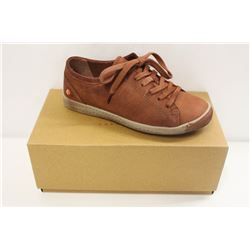 SOFTINOS SZ 6.5 ISLA WASHED BRICK LOW TOP SNEAKERS