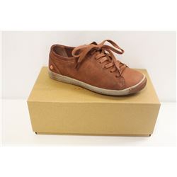 SOFTINOS SZ 7.5 ISLA WASHED BRICK LOW TOP SNEAKERS