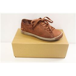 SOFTINOS SZ 9 ISLA WASHED BRICK LOW TOP SNEAKERS