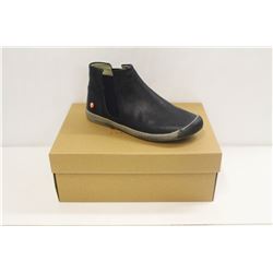 SOFTINOS SZ 8.5 SMOOTH NAVY ANKLE BOOT