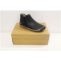 SOFTINOS SZ 9 SMOOTH NAVY ANKLE BOOT