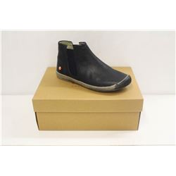 SOFTINOS SZ 10 SMOOTH NAVY ANKLE BOOT