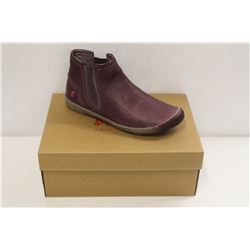 SOFTINOS SZ 8.5 SMOOTH PURPLE  ANKLE BOOT
